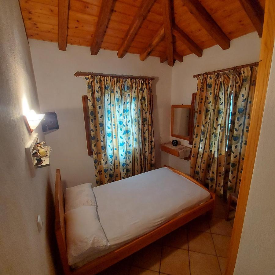 Villa Amfithea Moni Evaggelistrias Exteriör bild